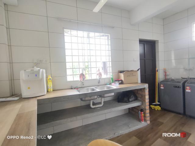 Nice Ensuite room walk 200m to LRT Asia Jaya ‍♀️ FREE car park NEW ROOM RENT available
