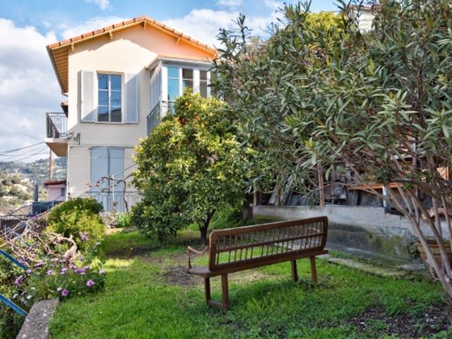 NICE EST MAISON DE 102M² DIVISEE EN 2 APPARTEMENTS A VENDRE ENTIEREMENT RENOVE VUE DEGAGEE JARDIN DE 200M² GARAGE CAVES