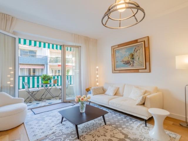 NICE FLEURS APPARTEMENT 4 PIECES DE 87 M² A VENDRE ETAGE ELEVE TRAVERSSANT TERRASSE HAUT STANDING CAVE