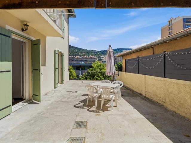 NICE – HAUT BOULEVARD PASTEUR | Appartement dans maison niçoise | 3P 60m² · Terrasse Sud 56m² · 2 Garages · Local à fort potentiel
