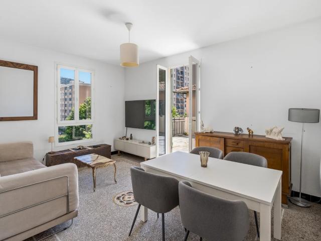 NICE – HAUT BOULEVARD PASTEUR | Appartement dans maison niçoise | 3P 60m² · Terrasse Sud 56m² · 2 Garages · Local à fort potentiel