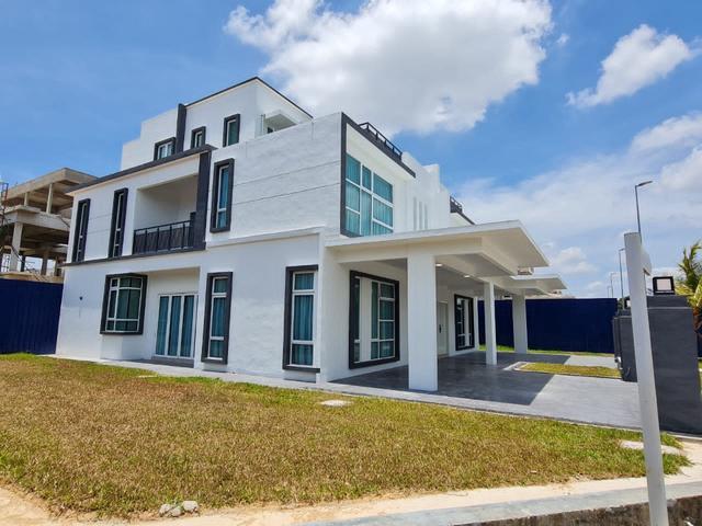 Nice House Low density Gated Guarded 3 Storey Semi D