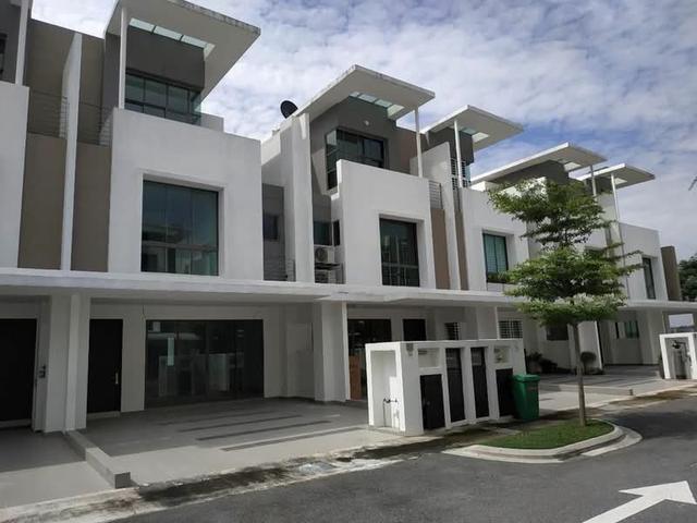 Nice Lake Point Residence 3 storey Garden Mulia For Sale Cyberjaya