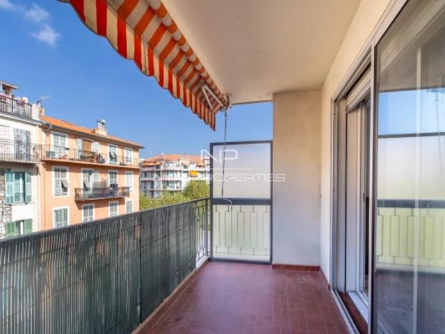 Nice Le Port, agréable 3 pièces avec terrasse, à moderniser