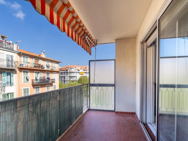 Nice Le Port, agréable 3 pièces avec terrasse, à moderniser 83m² Nice
