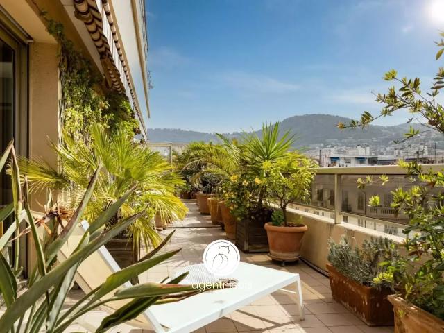 Nice / Le Port: Appartement 3 Pièces Rénové Terrasse Vue dégagée Étage élevé