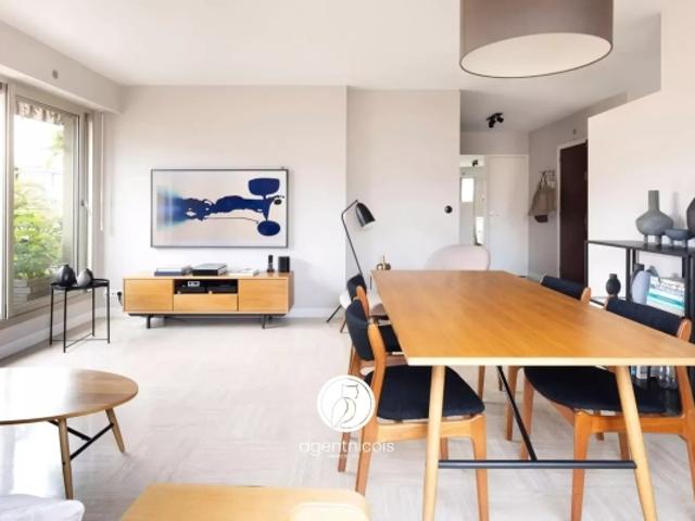 Nice / Le Port: Appartement 3 Pièces Rénové Terrasse Vue dégagée Étage élevé