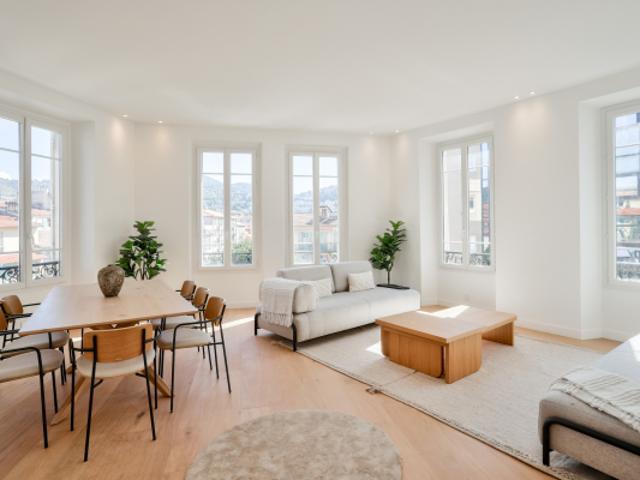Nice Le Port Grand 5 pièces de 136 m² en étage élevé et entièrement rénové