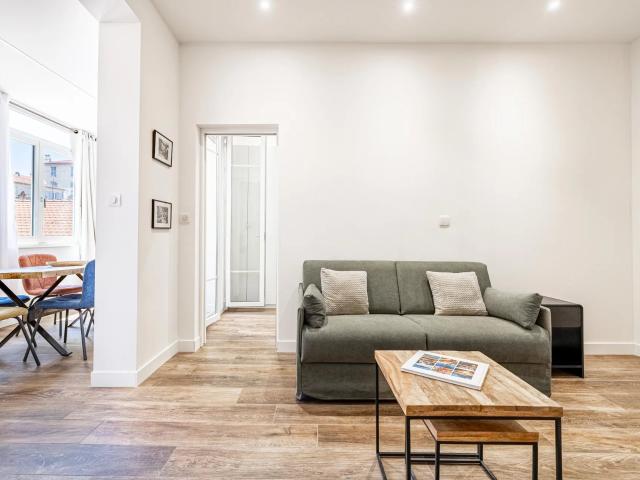 Nice Le Port Magnifique appartement 3 pièces rénové, à louer