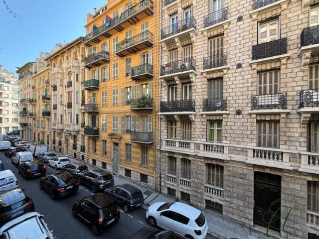 NICE LIBÉRATION 3 PIÈCES TRAVERSANT DE 69 M2 AVEC TERRASSE