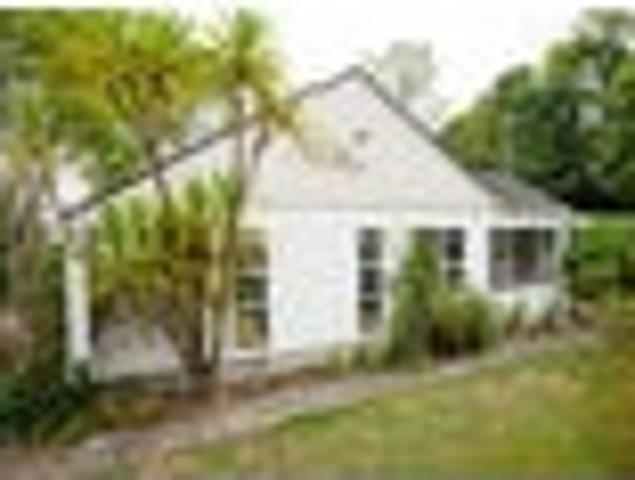 Nice Lifestyle with Trees Close to Town
