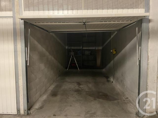 Nice Location Parking / Garage 06