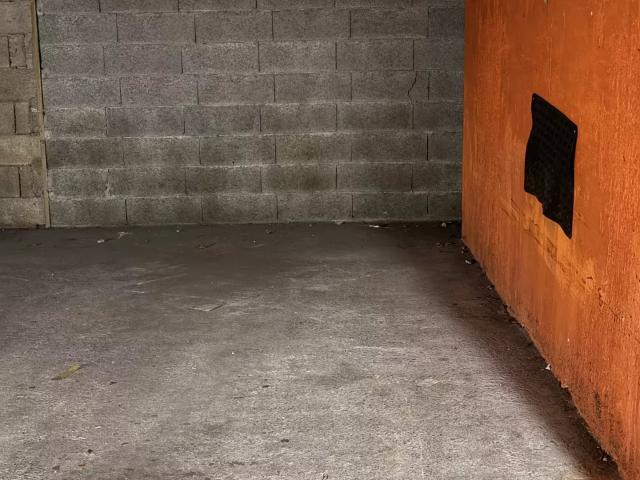 Nice Location Parking / Garage 06