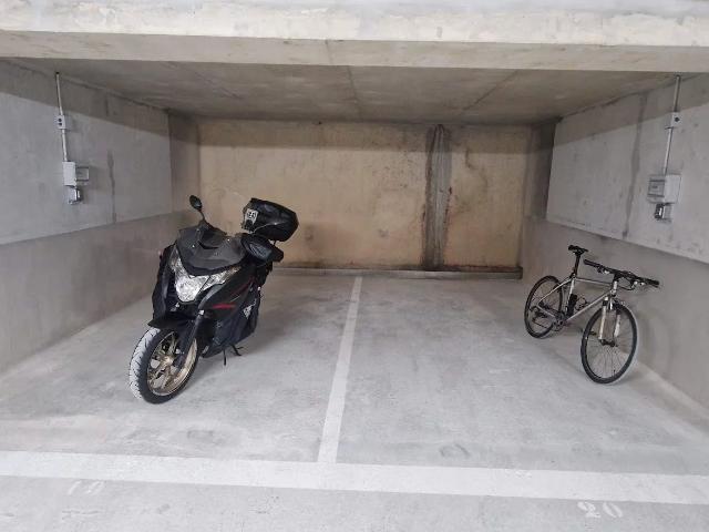 Nice Location Parking / Garage 06