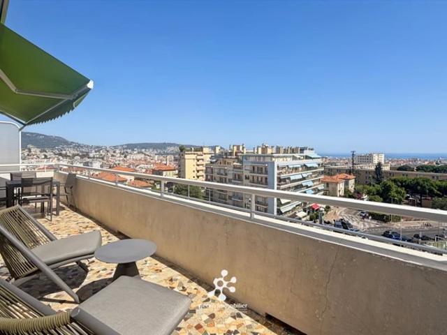 Nice Parc Impérial 4 pièces rénové en dernier étage avec 30 m² d’extérieurs et vue mer panoramique