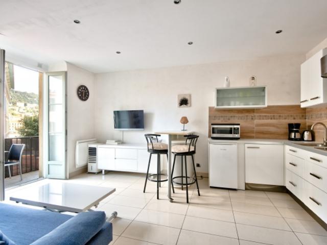 NICE PORT APPARTEMENT 2 PIECES DE 30M2 A VENDRE GRAND BALCON AVEC VUE SUR LE PORT PROCHE TOUTES COMMODITÉS