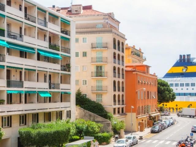 NICE PORT APPARTEMENT 2 PIECES DE 43 M² A VENDRE DERNIER ETAGE A RENOVER LUMINEUX CAVE PROCHE COMMODITE CALME
