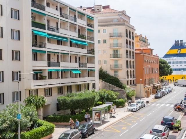 NICE PORT APPARTEMENT 2 PIECES DE 43 M² A VENDRE DERNIER ETAGE A RENOVER LUMINEUX CAVE PROCHE COMMODITE CALME