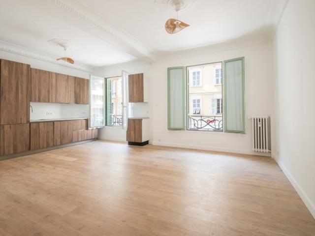 NICE PORT APPARTEMENT 4 PIECES DE 75 M² A VENDRE ENTIEREMENT RENOVE IMMEUBLE BOURGEOIS AVEC ASCENSEUR PROCHE COMMODITES CAVE