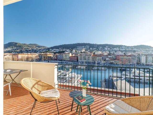 NICE PORT – DERNIER ÉTAGE – 3 PIÈCES AVEC TERRASSES, VUE PANORAMIQUE