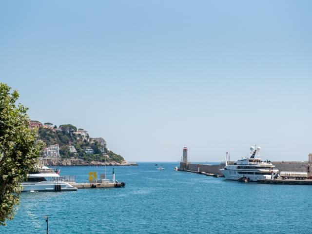 NICE PORT LYMPIA APPARTEMENT 3 PIECES DE 80M² A VENDRE SUPERBE VUE SUR LE PORT A RENOVER GRANDE CAVE PROCHE COMMODITES