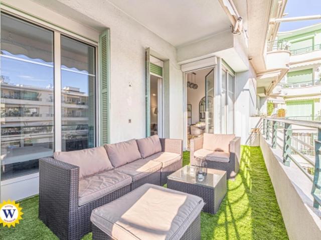 NICE PROMENADE DES ANGLAIS / LE CAPITOLE 2 pièces en parfait état de 60 M2 avec terrasse ensoleillée, aperçu mer ! Une cave au sous sol ! A 2 min. à pied de la prom et de la