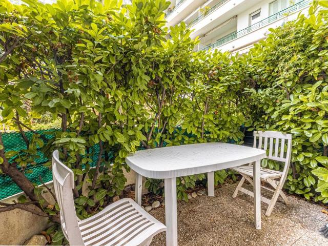 Nice Promenade des Anglais Le Capitole Studio meuble en rez de jardin