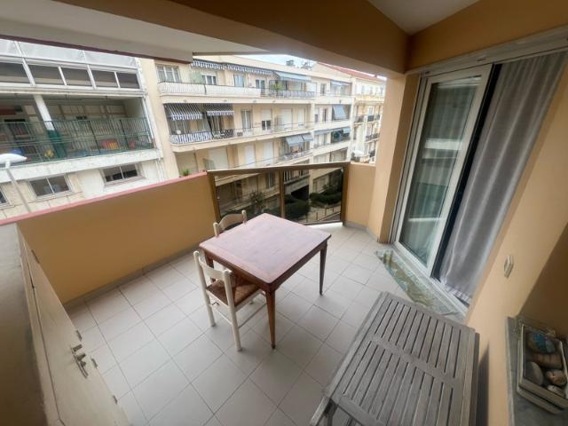 NICE PROCHE LIBERATION STUDIO DE 31M2 TERRASSE CAVE