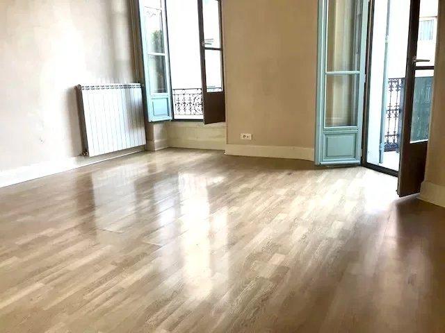Nice, Quartier Garibaldi, immeuble R+4 plus 3 commerces 663m² Nice
