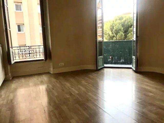 Nice, Quartier Garibaldi, immeuble R+4 plus 3 commerces 663m² Nice