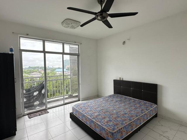 Nice Queen size bed room near ciq Singapore