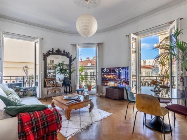 NICE RUE DE FRANCE / BAS GAMBETTA / 3 PIECES DE 89 m2 en étage élevé, belle hauteur sous plafond, cave ! A deux pas de la promenade et de Gambetta !