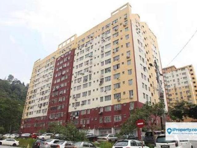 NIce Renovated Jelutong Apartment Selayang Heights