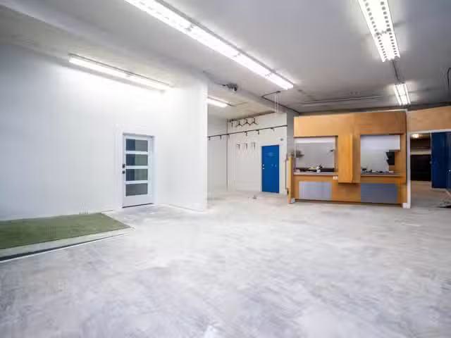 Cozy Retail for lease in Maple Ridge, Maple Ridge, 22344 Lough.