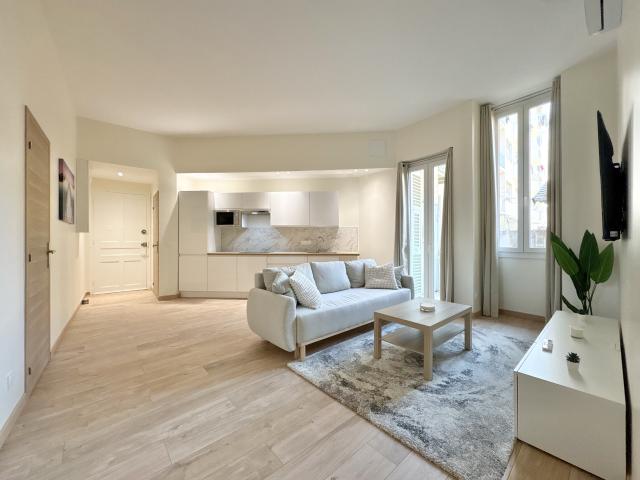 NICE RIQUIER 2 PIÈCES 44 M2 REFAIT À NEUF & VENDU MEUBLÉ EXTÉRIEUR OUEST AU CALME 5 MIN À PIED DU PORT
