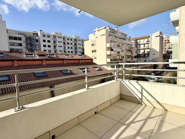 NICE RIQUIER Bel appartement T2 de 43 m2 avec terrasse et garage