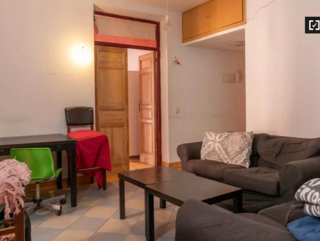 Nice room for rent in 7 bedroom apartment in Malasaña