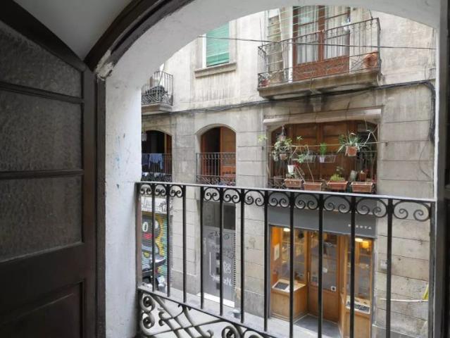 Nice room for rent in 4 bedroom apartment, El Raval