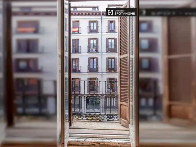 Nice room for rent in 4 bedroom apartment in Centro