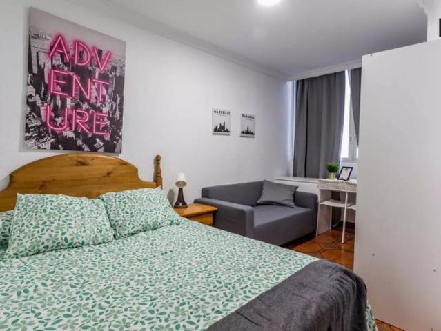 Nice room for rent in 5 bedroom apartment, Benimaclet