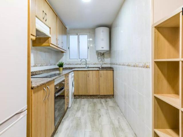 Nice room for rent in 5 bedroom apartment, L’Olivereta