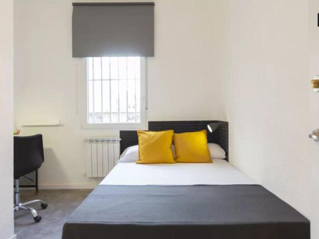 Nice room for rent in stylish 6 bedroom apartment, perfect for singles, in Puente de Vallecas
