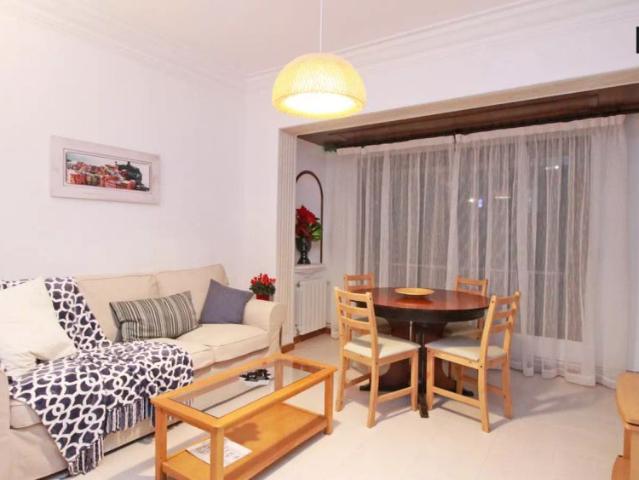 Nice room in 3 bedroom apartment with desk, Eixample