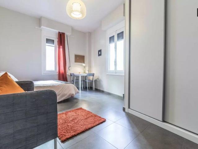 Nice room with independent key in shared apartment, Ciutat Vella