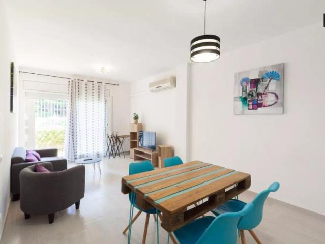 Nice room with single bed for rent in Eixample