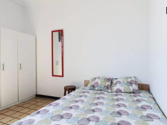 Nice room with single bed for rent in Eixample