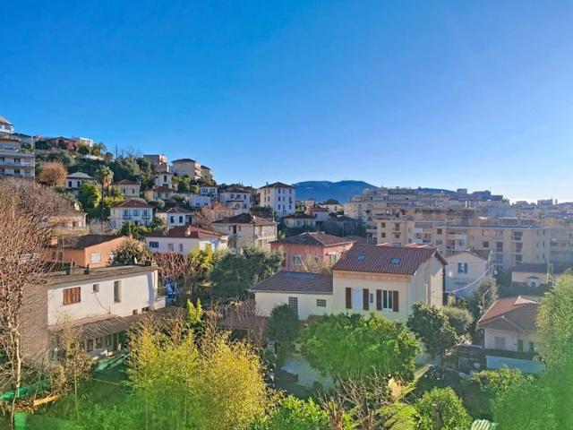 NICE ST SYLVESTRE/JEAN BEHRA 3 PIECES TERRASSE PARKING