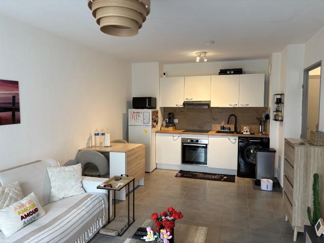 NICE SAINT ISIDORE AGREABLE DEUX PIECES AVEC GARAGE DANS RESIDENCE RECENTE