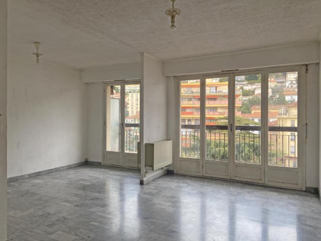 NICE Saint Roch: Grand Studio 38 m² 5ème étage