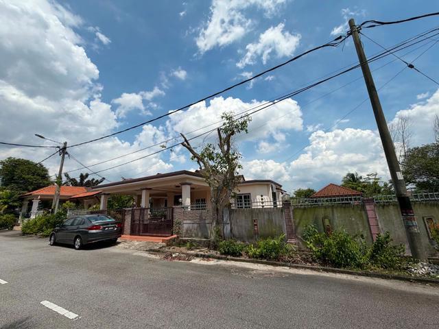 Nice single storey bungalow corner lot in sri pulai for sale